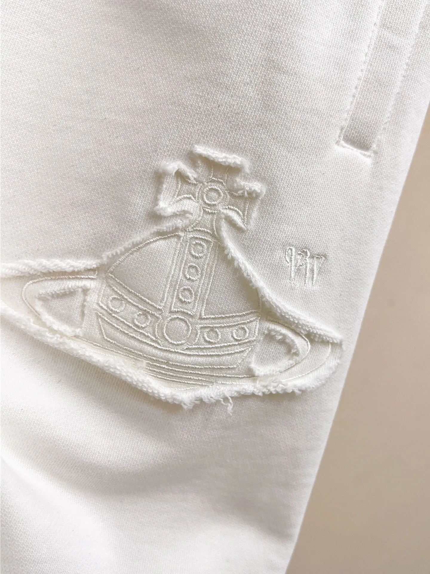 The Queen Mother's three-standard complete 2026 summer New Arrival men's casual shorts, advanced custom-made fabric Breathable fabric, Breathable elasticity and comfort, impeccable details, top-grade accessories, original logo design concept, delicate and soft feel! The upper body fit is awesome! Size: M-XXXL Please state your height and weight when ordering